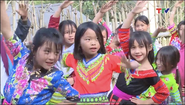 Vài giây xuất hiện trên sóng truyền hình đã khiến 2 cô bé ở vùng cao được săn lùng” vì gương mặt quá xinh đẹp!-1