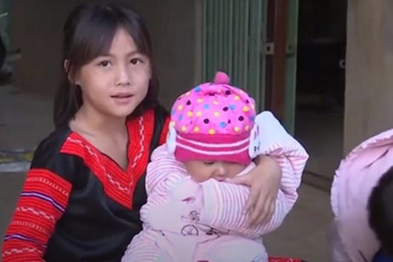 Vài giây xuất hiện trên sóng truyền hình đã khiến 2 cô bé ở vùng cao được “săn lùng” vì gương mặt quá xinh đẹp!