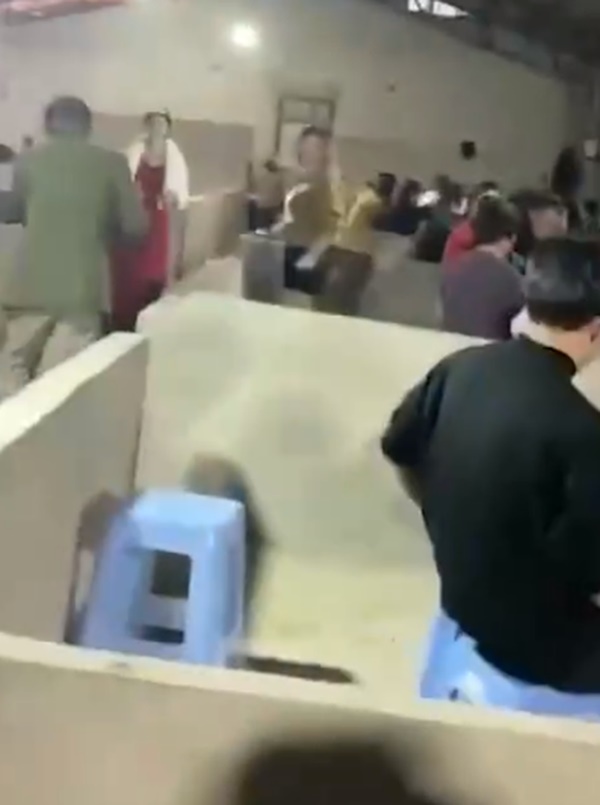 Cô gái tổ chức đám cưới trong chuồng lợn, quan viên hai họ mỗi mâm một chuồng đảm bảo giãn cách-2