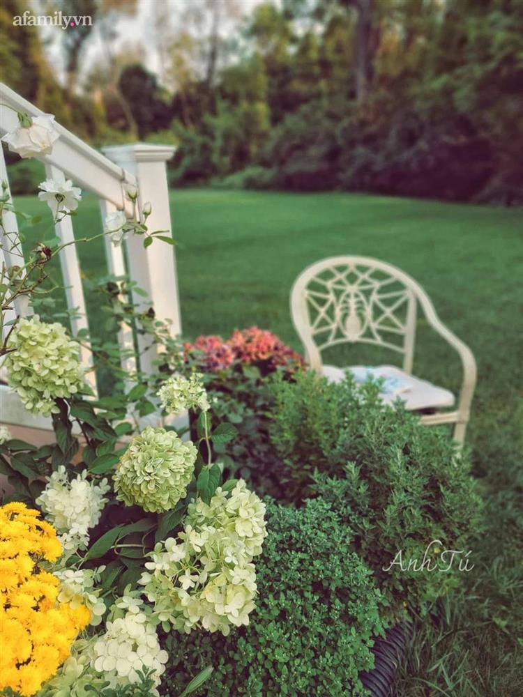 Ngắm ngôi nhà theo phong cách vintage, sân vườn bát ngát hoa đẹp như tranh vẽ của mẹ Việt ở Mỹ-18