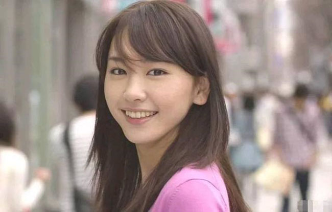 Chồng mua nước hoa đắt tiền tặng, vợ lén đi trả lại, nhân viên cửa hàng nói một câu khiến chân tướng sự việc hoàn toàn bại lộ-1