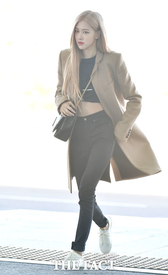 Rosé chân cong, dáng gầy khẳng khiu nhưng ém nhẹm cực đỉnh nhờ áo khoác dáng dài-7