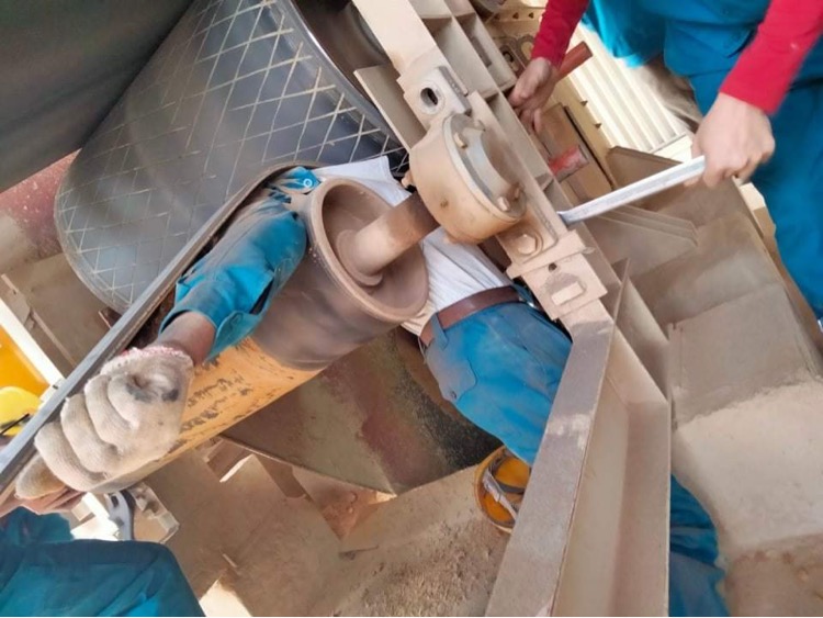 Kinh hoàng: Nam công nhân bị cuốn người vào máy khi đang làm việc trong xưởng, hình ảnh hiện trường gây ám ảnh-1