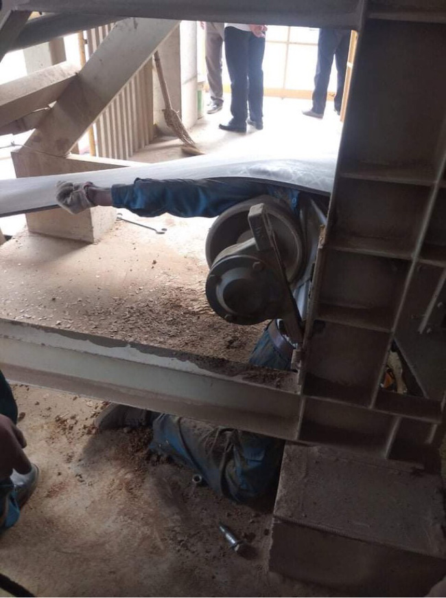 Kinh hoàng: Nam công nhân bị cuốn người vào máy khi đang làm việc trong xưởng, hình ảnh hiện trường gây ám ảnh-2