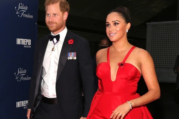 Bố chồng bị cáo buộc hỏi về màu da bé Archie, phản ứng của Meghan thật đáng phẫn nộ-2