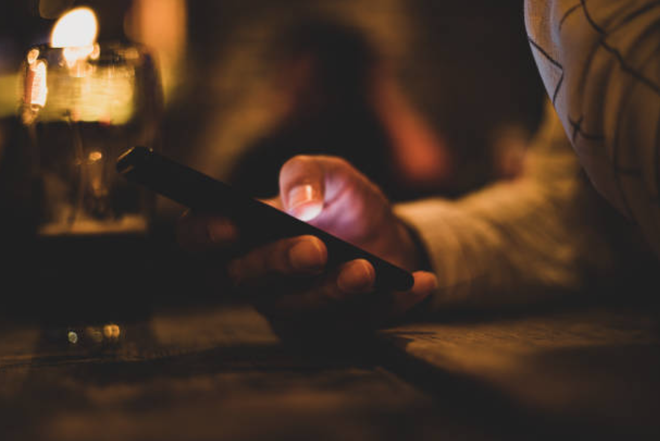 Bắt được tôi chat với gái lạ, vợ cứ làm quá lên nói tôi ngoại tình-1