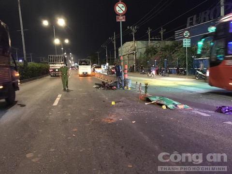 Vợ mất tại chỗ sau khi bị container cán trúng, chồng ôm thi thể gào khóc giữa đường-2