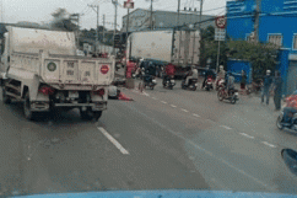 Vợ mất tại chỗ sau khi bị container cán trúng, chồng ôm thi thể gào khóc giữa đường