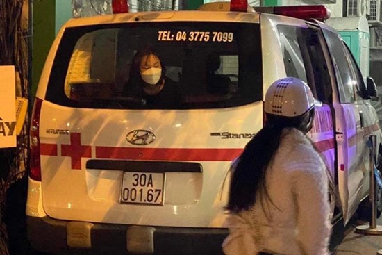 Vụ cô gái Hà Nội test nhanh dương tính, phải cách ly trong xe cấp cứu 16 tiếng: Bệnh viện chính thức lên tiếng