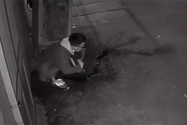 Xoái ca sơ mi trắng dừng xe kéo quần giải quyết nỗi buồn ngay trước cửa nhà dân, ối giời ơi nhất là hành động sau cuối-2