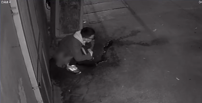 Nam thanh niên thản nhiên phóng uế trước nhà dân, hành động nhạy cảm sau đó khiến nhiều người ngán ngẩm-1