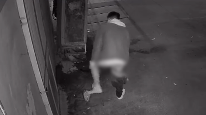 Nam thanh niên thản nhiên phóng uế trước nhà dân, hành động nhạy cảm sau đó khiến nhiều người ngán ngẩm-3