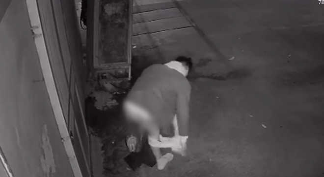 Nam thanh niên thản nhiên phóng uế trước nhà dân, hành động nhạy cảm sau đó khiến nhiều người ngán ngẩm-4