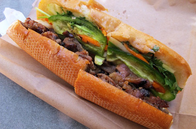 Bánh mỳ Việt cỡ đại giá 1,2 triệu đồng/chiếc, khách xếp hàng dài đợi mua-1