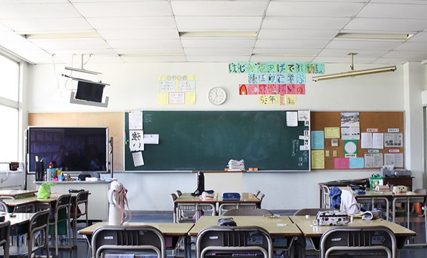 Thầy giáo bị đình chỉ công tác vì hỏi nữ đồng nghiệp sao em chưa lấy chồng liên tục 10 lần trong 4 tháng-1