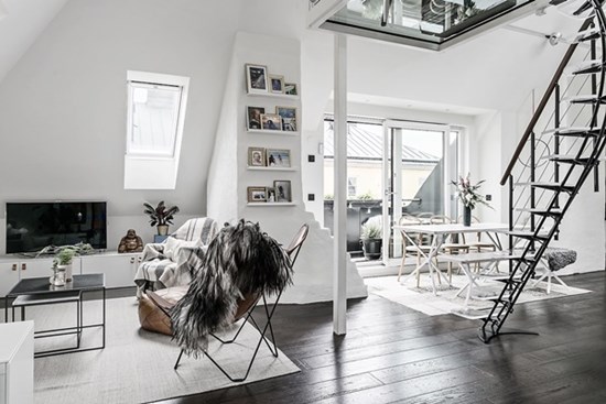 Căn hộ 79m² sở hữu gác lửng với màu sắc đơn giản nhưng lại gây ấn tượng khó quên