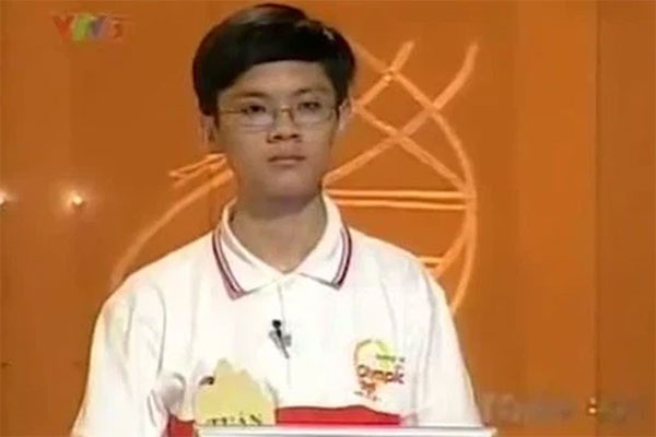 Nam sinh Olympia đột nhiên nằm rạp xuống dưới đất ngay trên sóng truyền hình, giải thích lý do mà không ai nhịn được cười-3