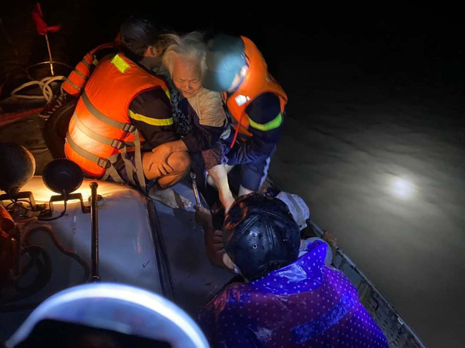 Nhói lòng khoảnh khắc cứu hộ người dân, trẻ nhỏ ở vùng lũ Tuy Hòa giữa màn đêm đen kịt-3