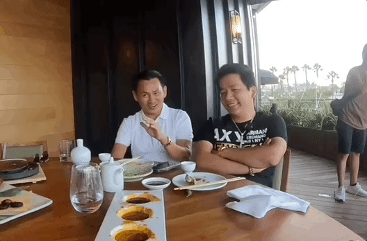 Johnny Đặng giữ nguyên 1 thứ có liên quan đến Khoa Pug, làm lộ chuyện vlogger mượn dây chuyền kim cương to vật vã để sống ảo-1