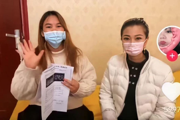 Mẹ cùng bạn trai ân ái trước mặt con gái, hành động tiếp theo man rợ nhưng lời giải thích mới gây căm phẫn tột cùng-2