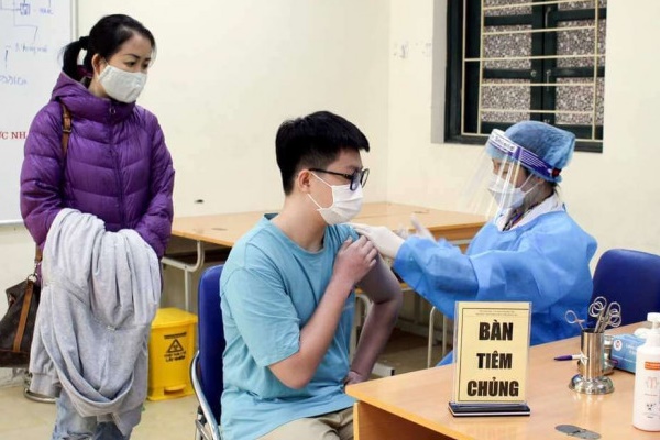 Hà Nội tạm ngừng tiêm vaccine cho học sinh cấp 2 trước thông tin gia hạn-1