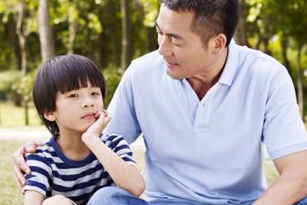 Thấy bạn được bố bế, bé gái buông ánh nhìn ghen tỵ rồi nói một câu tủi thân xót xa-3