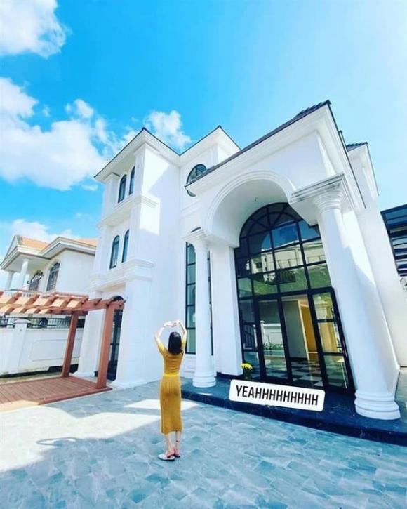 Lệ Quyên và Lâm Bảo Châu dọn về nhà tiền tỷ, dân mạng xuýt xoa trước độ hoành tráng của biệt thự-1