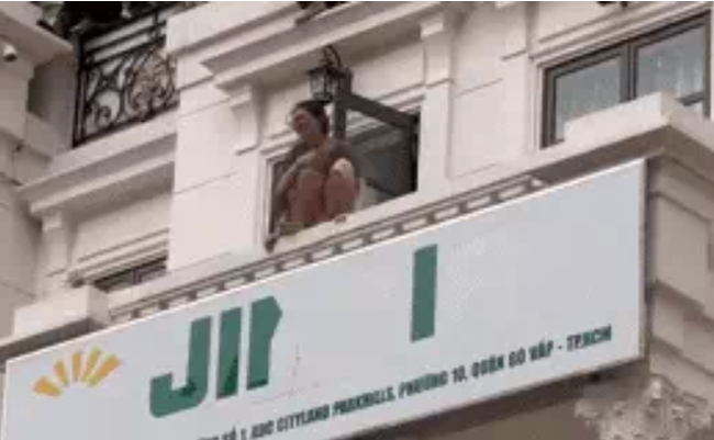 Nín thở chứng kiến pha giải cứu cô gái trẻ có ý định nhảy lầu tự tử ở TP.HCM-1