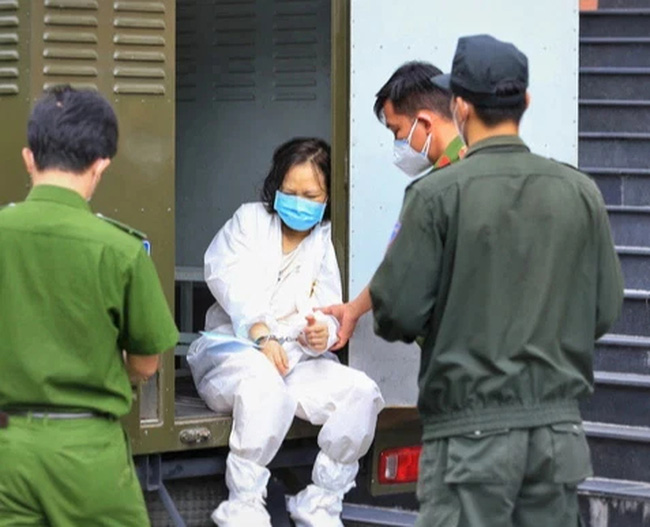 Xét xử vụ giết người, đổ bê tông rúng động Bình Dương: Nữ chủ mưu tiếp tục xin hoãn lần 3 vì đi lại khó khăn, dù... sức khỏe tốt-1