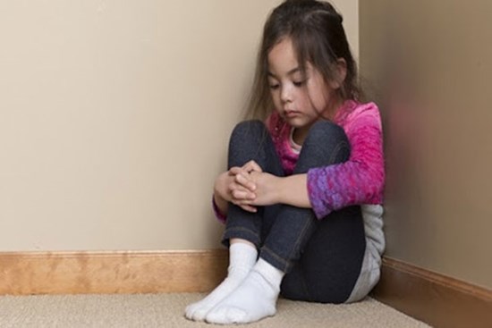 Biểu hiện cho thấy trẻ bị tự ti đến “mặc cảm”, cha mẹ cần làm gì để giúp trẻ vượt qua