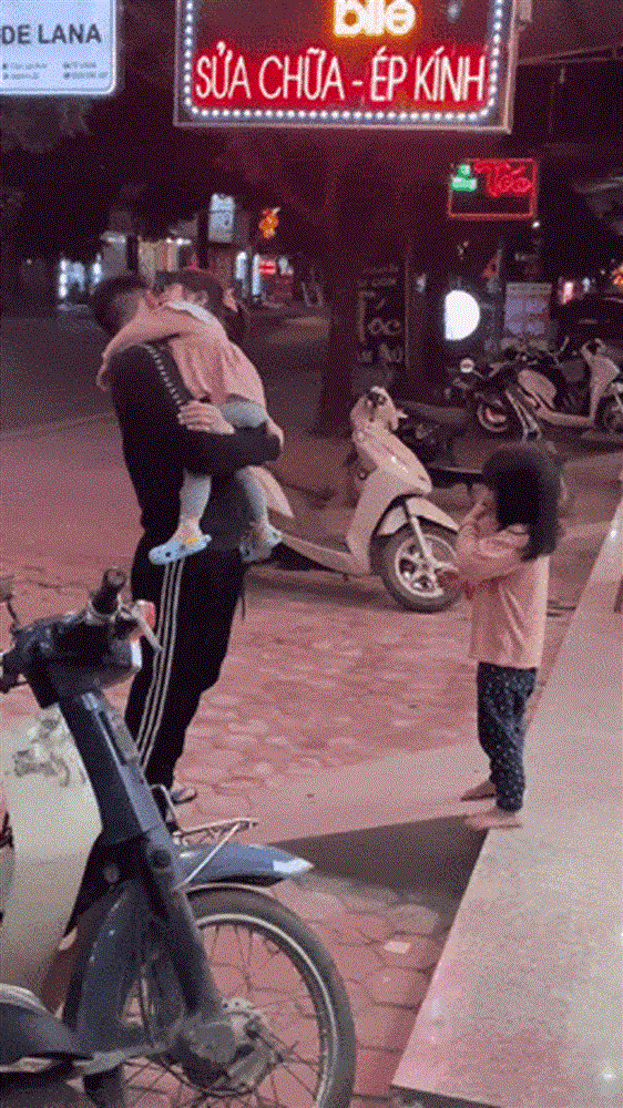 Thấy bạn được bố bế, bé gái buông ánh nhìn ghen tỵ rồi nói một câu tủi thân xót xa-1