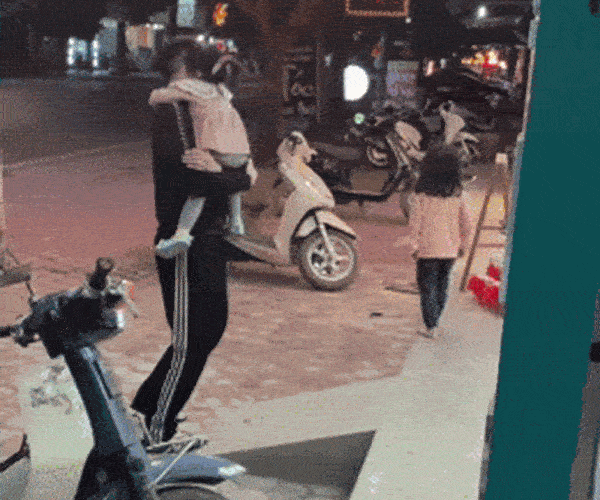 Thấy bạn được bố bế, bé gái buông ánh nhìn ghen tỵ rồi nói một câu tủi thân xót xa-2