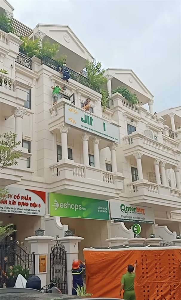 TP.HCM: Hé lộ nguyên nhân cô gái trẻ ngồi ban công tầng 2 của gia đình khóc nức nở, định nhảy lầu tự tử-2