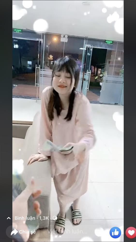 Clip anh chồng cầm xấp tiền nhử vợ trước phòng chờ sinh khiến dân mạng bật cười-1