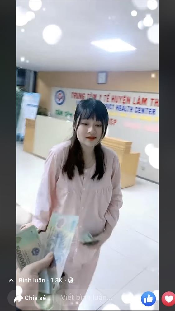 Clip anh chồng cầm xấp tiền nhử vợ trước phòng chờ sinh khiến dân mạng bật cười-2