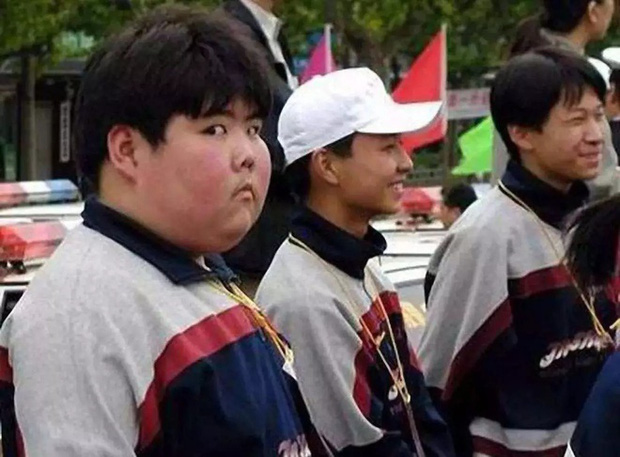 Nam sinh mũm mĩm là hiện tượng meme hot nhất MXH 18 năm trước: Vô tình lọt khung ảnh mà đời lên hương, ngoại hình hiện tại hiếm ai nhận ra-1