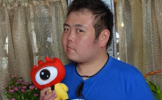 Nam sinh mũm mĩm là hiện tượng meme hot nhất MXH 18 năm trước: Vô tình lọt khung ảnh mà đời lên hương, ngoại hình hiện tại hiếm ai nhận ra-3