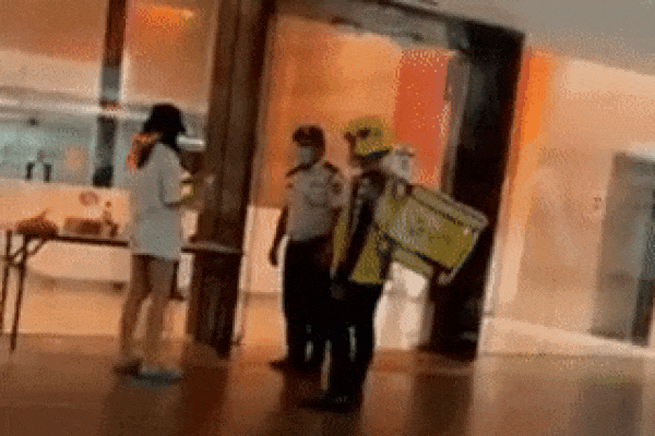 Nhân viên bảo vệ cùng shipper bị cô gái hất thẳng cốc trà sữa vào mặt, nguyên nhân phía sau khiến dư luận phẫn nộ-2