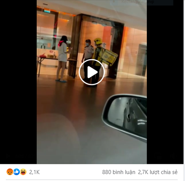 Nhân viên bảo vệ cùng shipper bị cô gái hất thẳng cốc trà sữa vào mặt, nguyên nhân phía sau khiến dư luận phẫn nộ-3