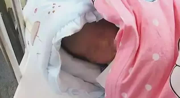 Sản phụ gửi bé trai đi tắm, được trả về bé gái, bệnh viện khẳng định: Chúng tôi không nhầm-1