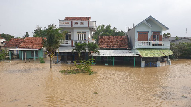 Tìm thấy thi thể 2 cháu nhỏ 2 tuổi và 3 tuổi bị nước lũ cuốn trôi trong vụ lật ca nô ở Phú Yên-1