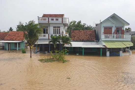 Tìm thấy thi thể 2 cháu nhỏ 2 tuổi và 3 tuổi bị nước lũ cuốn trôi trong vụ lật ca nô ở Phú Yên