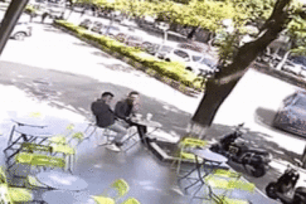 Nữ tài xế nhầm chân ga khiến ô tô lật ngửa ngay cạnh 2 người đang uống nước