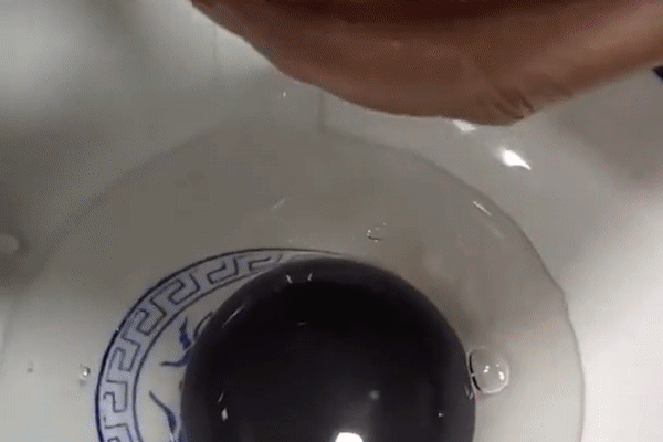 Đập quả trứng ngỗng trắng nõn, người đàn ông phát hoảng thấy cảnh bên trong, nghe giải thích của chuyên gia càng run hơn-1