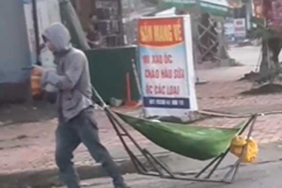 Người đàn ông mắc võng vào lưng quần, kéo lê trên đường phố, biết nội tình ai cũng xót xa