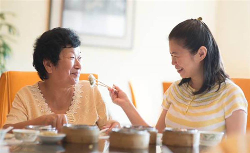 Mỗi tháng biếu mẹ chồng 2 triệu tiêu vặt vẫn bị rêu rao không biết điều, lúc tôi tị với em chồng thì bà chỉ nhếch mép-1