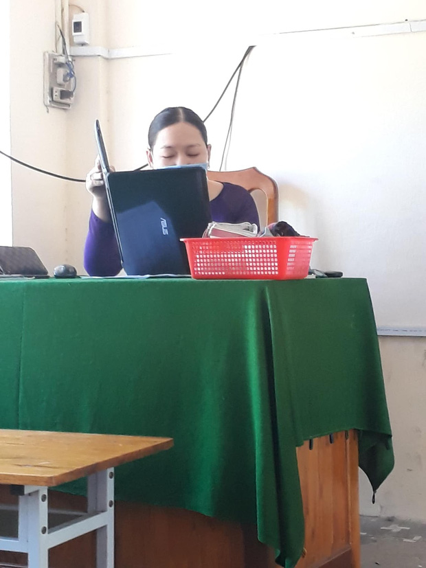Giáo viên sử dụng laptop dạy học nhưng hành động khá cồng kềnh khiến cả lớp được trận cười vỡ bụng-1