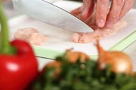 CDC Hoa Kỳ khuyến cáo bỏ qua thói quen này khi nấu nướng có thể khiến cả nhà bị nhiễm khuẩn, nguy cơ ngộ độc thực phẩm cực cao