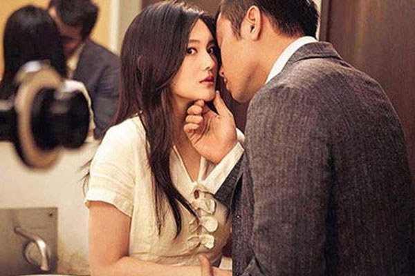 Đang ăn cơm vui vẻ cùng gia đình bạn trai thì bỗng có người đàn ông lạ bước vào phá tan bầu không khí-3