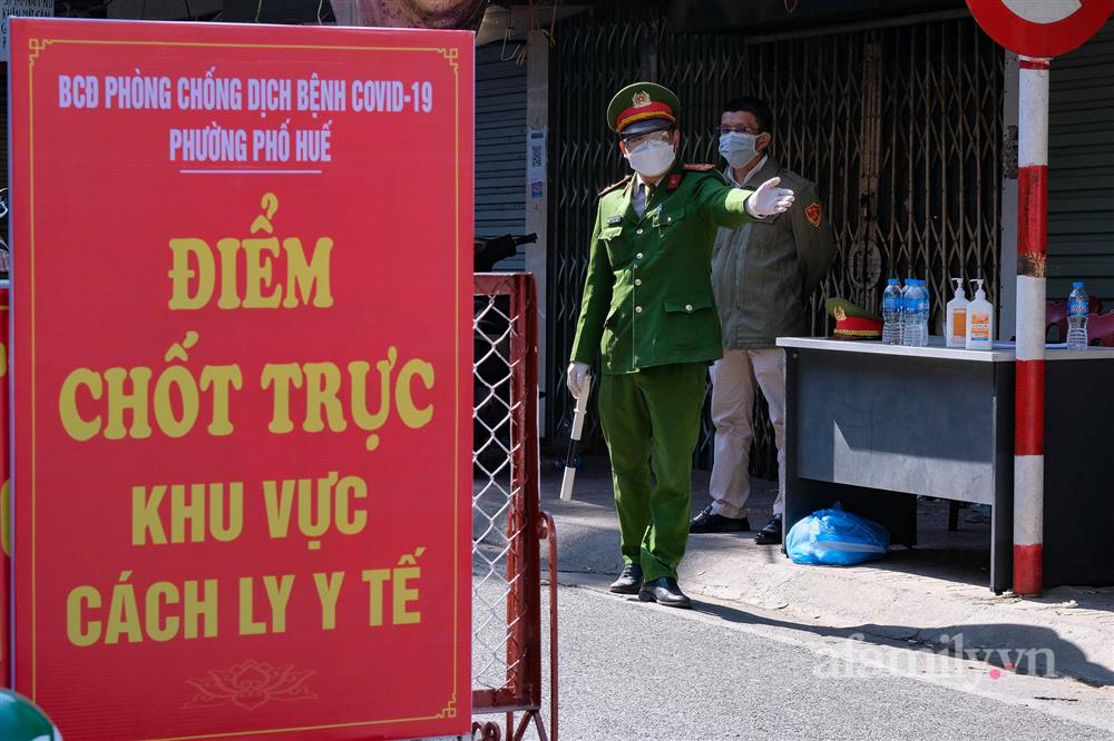 Hà Nội: Dựng rào cứng 2 mét phong tỏa khu tập thể ở phường Phố Huế liên quan 57 ca F0-1